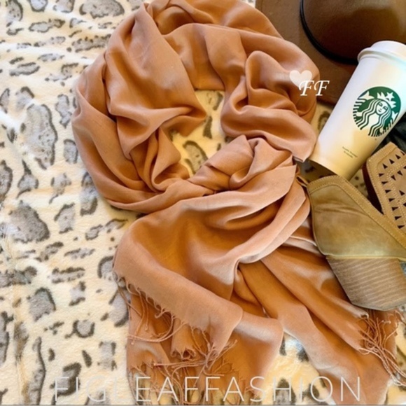 New Boutique Fringe Hem Bundling Scarf - Picture 3 of 3